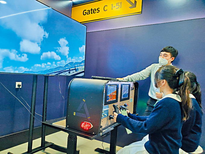 慕光英文书院的校本航空及天文课程，让中二生操作模拟驾驶器，体验飞行专业。