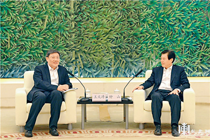 王文涛（左）将接替锺山（右）出任商务部长。