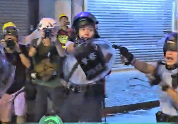 昨晚冲突中有6名警员拔枪戒备。