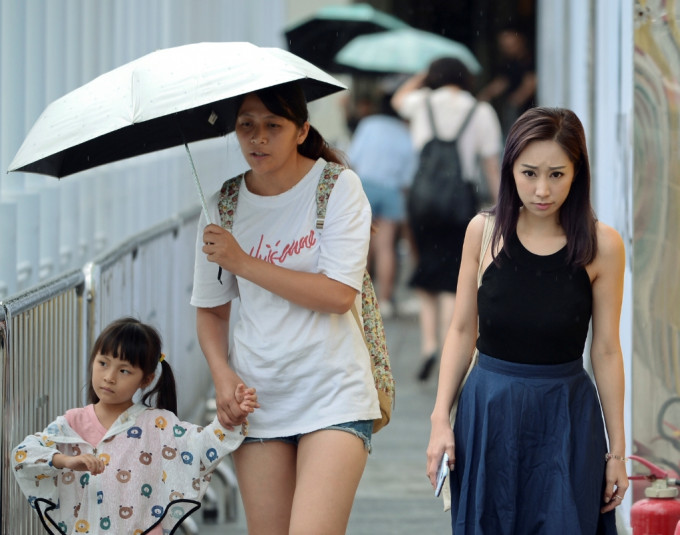 本港今日大致多雲，間中有驟雨及雷暴。