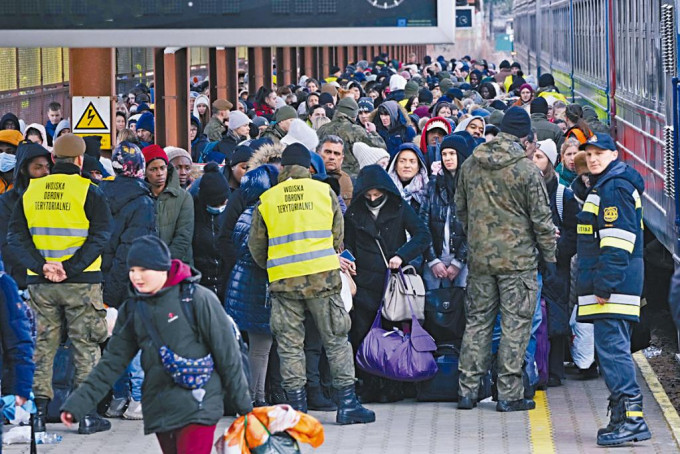 波蘭普熱梅希爾火車月台站滿了烏克蘭難民。  