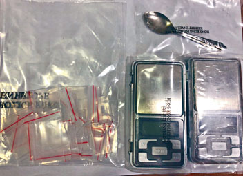警方在屯門截獲毒餐車，起出一批懷疑毒品及包裝工具。