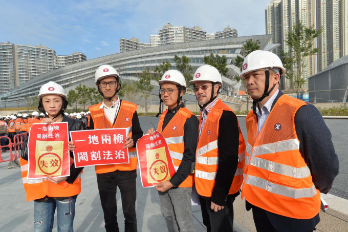 公民党立法会议员陈淑庄(左)批评，高铁站充斥不知有多少、非图则上列明的「随意门」。