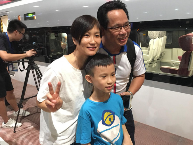 10岁的吴同学留意高铁车速达至1小时200公里时，感觉平稳。