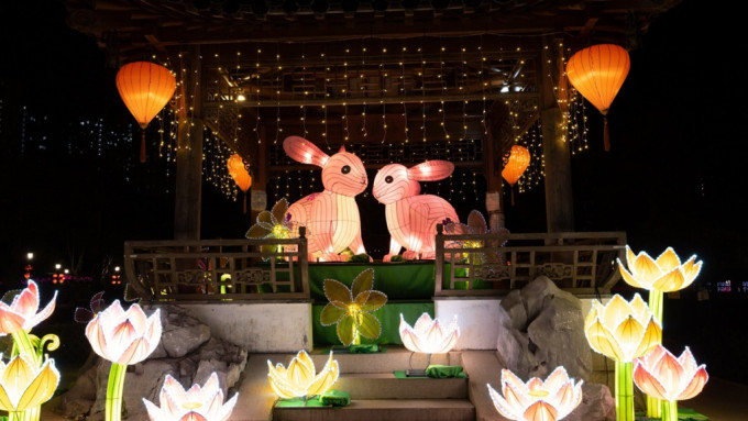 北區公園新界東元宵綵燈展，以「春意盎然──花開・鯉躍・兔動」為題。政府新聞處圖片