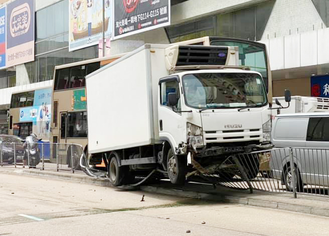 貨車擱在欄杆上。 香港突發事故報料區FB圖
