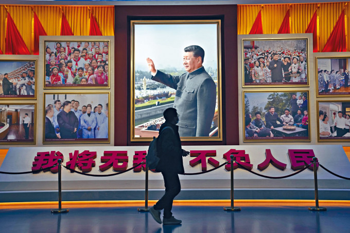 ■北京市民昨日參觀中共歷史紀念館，其中有介紹習近平九年政績。