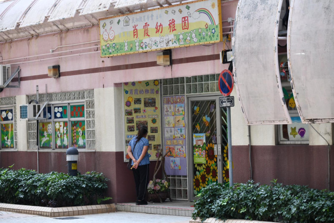 胡肖霞現時亦是慈雲山的肖霞幼稚園校長。