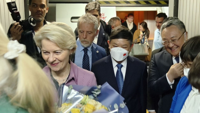 傅聰及黃潤秋到機艙口送花歡迎馮德萊恩抵達北京。