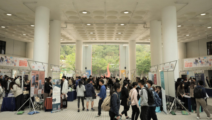 香港科技大学本周举办了第30届「Career Mosaic」，是疫情后首次在校园中庭复办大型实体就业博览会。科大图片