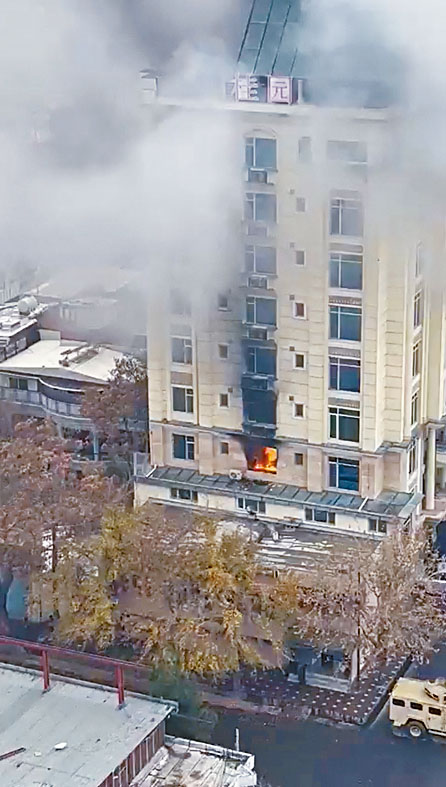 遇袭酒店冒出火焰和浓烟。