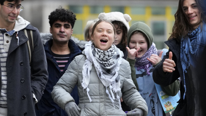 瑞典「环保少女」伦敦示威获判无罪，法院外开心大笑。 AP