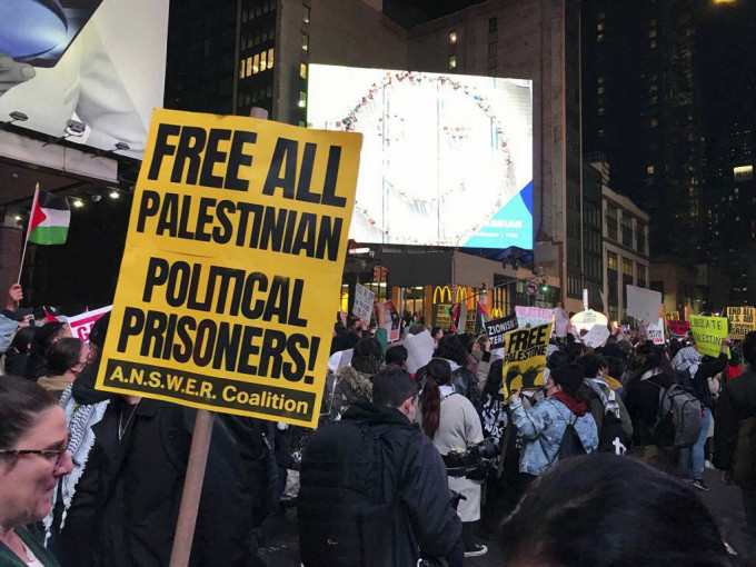數百名反以色列抗議者闖入紐約時報大樓，要求解放巴勒斯坦，釋放所有政治犯。美聯社