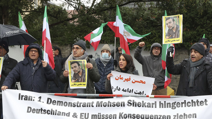 伊朗处决首位参与头巾革命示威者谢卡里，有民众在伊朗驻柏林大使馆外示威抗议。AP