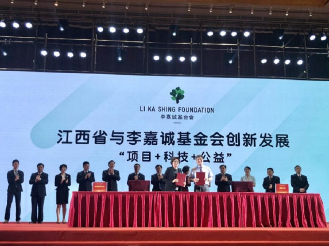 李嘉诚基金会项目董事罗慧芳与南昌大学党委副书记黄恩华签署合作备忘录。