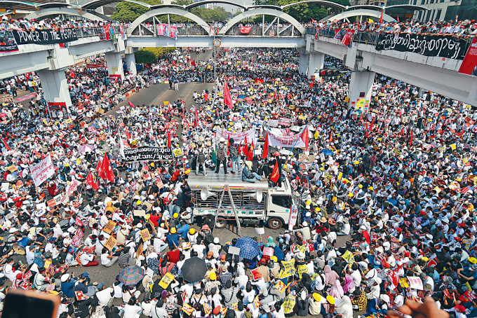 大批示威者周一在仰光市中心集會，抗議軍方發動政變和血腥鎮壓。　