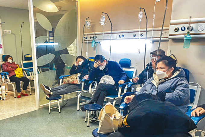 上海长宁区一所医院的发烧门诊，挤满病人。