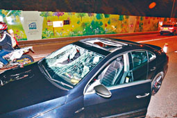 ■肇事私家車擋風玻璃被插穿，可見撞擊力猛烈。