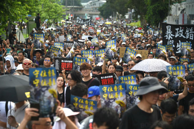 游行人士行出马路