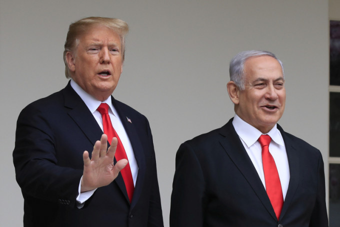 特朗普（右）在白宮與到訪的以色列總理內塔尼亞胡（左）會面。AP