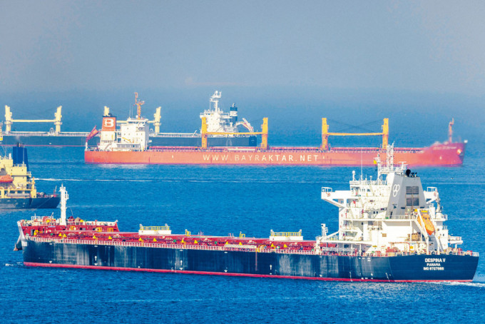 载着乌克兰谷物的货船在黑海行驶。