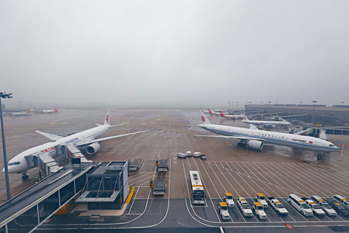 受颱風影響，上海虹橋機場多架航班取消。
