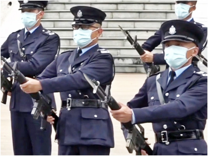 警方首次公开演示中式步操。「香港警察」fb live撮图