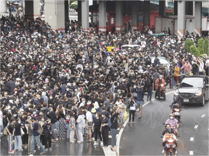 曼谷北部一个车站有大批身穿黑衣的示威者集结。AP图片