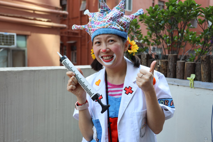 「小丑醫生」蔡慧煌（Amy）通過戲劇、音樂及魔術等表演，為住院病童及家屬施展「快樂療法」。 林家希攝