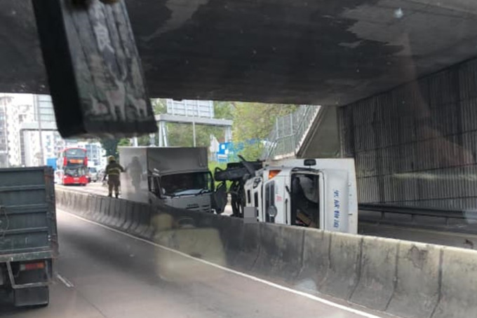 一辆货柜车于狮子山隧道外翻侧。Tat Tat Li图片