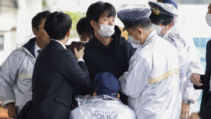 24歲疑犯木村隆二涉嫌在日本首相岸田文雄演講現場投擲炸彈。 路透社