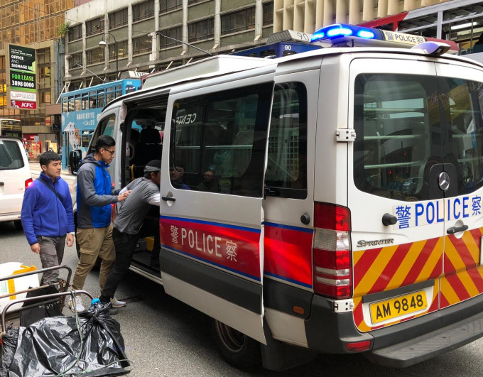 被捕男子由警员押上警车。 警方图片