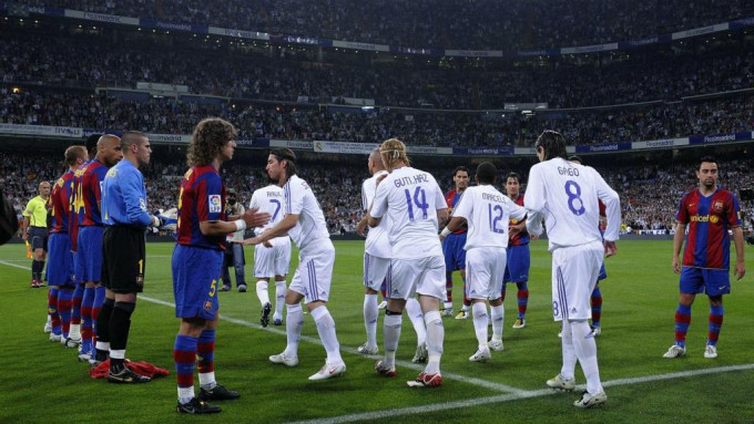 巴塞隆拿曾列队欢迎皇家马德里，以祝贺对手赢得西甲冠军。网上图片