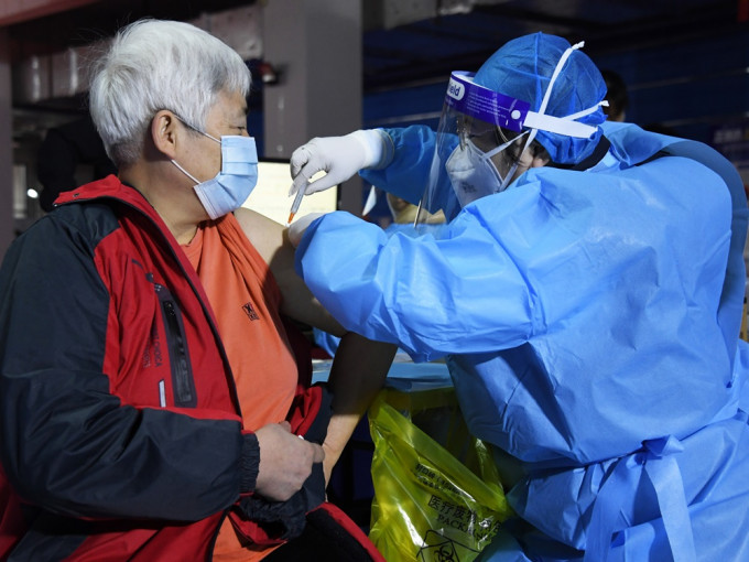 北京已为部分有接种需求且身体基础状况较好的60岁或以上长者接种疫苗。新华社图片