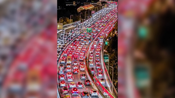 內地許多大城市交通已嚴重超負荷，令通勤時間越來越長。
