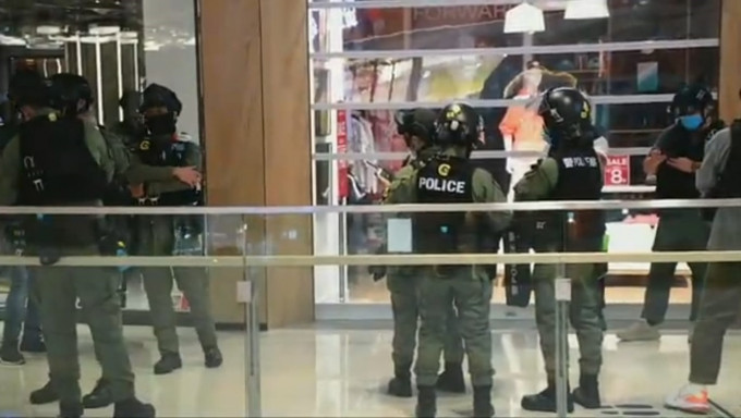 元朗形點商場有防暴警察巡邏。網民截圖