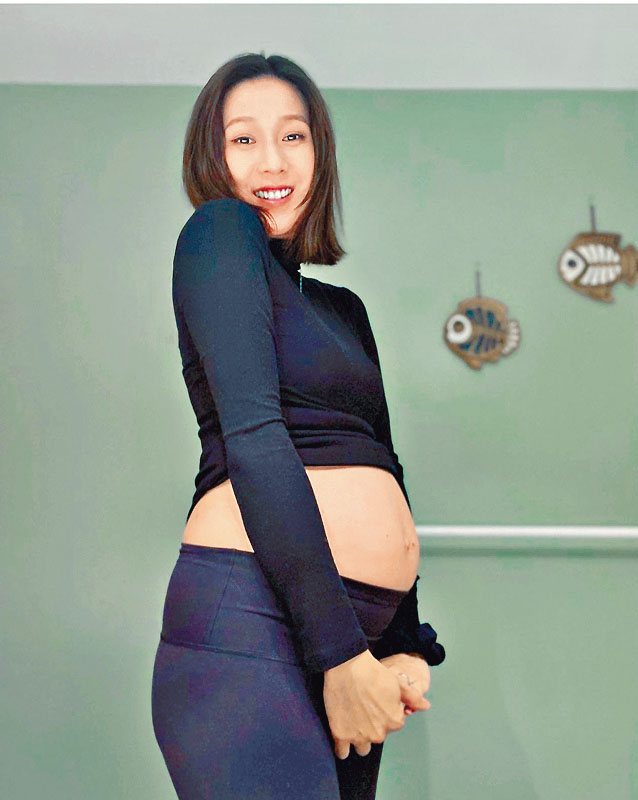 鍾嘉欣露出五個多月的孕肚，開心迎第三胎。