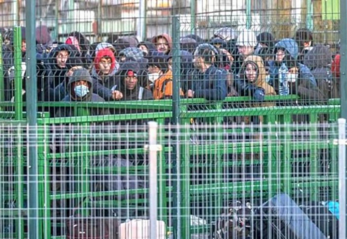 大批乌克兰难民在波兰东部口岸等候入境。