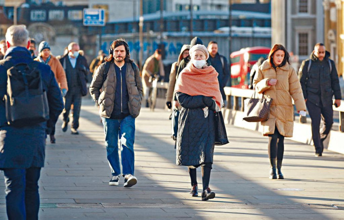 周四伦敦街头的行人有的没有戴口罩。