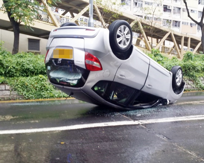 私家車失事翻側，四輪朝天。