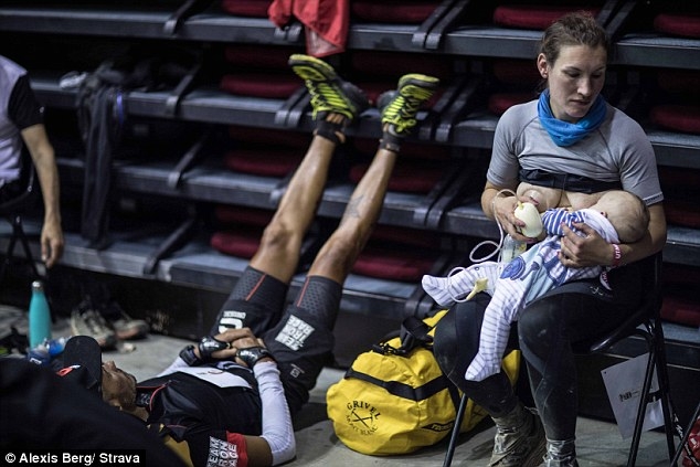 鲍尔坚持在赛事期间喂母乳给3个月大的幼子。（网图）