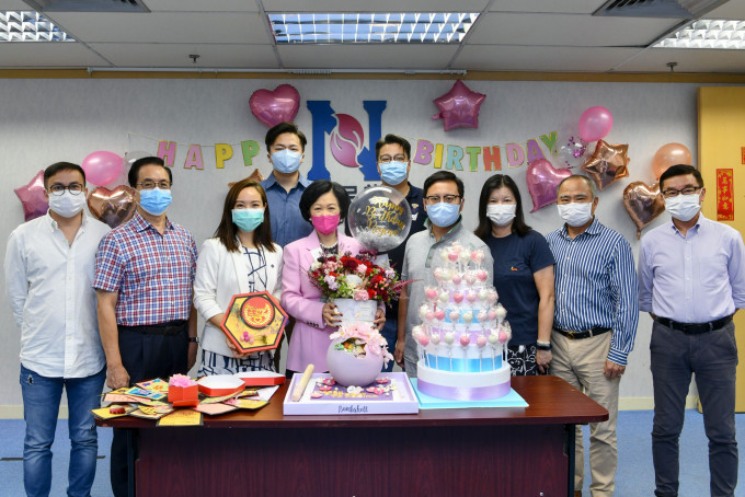 葉劉淑儀七十大壽，因疫情在v秘書處舉行生日派對慶祝。