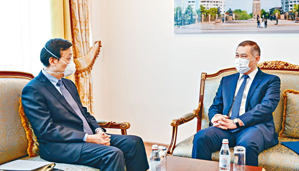 ■哈薩克政府日前約見中國駐哈薩克大使張霄（左）。