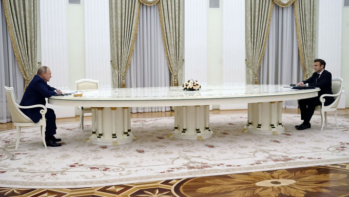 俄法元首会谈，4米长桌成网民迷因素材。AP图片