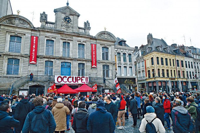 ■法國文化工作者和演藝學生上周五佔領里爾市北方劇場，抗議當局關閉文化場館防疫。