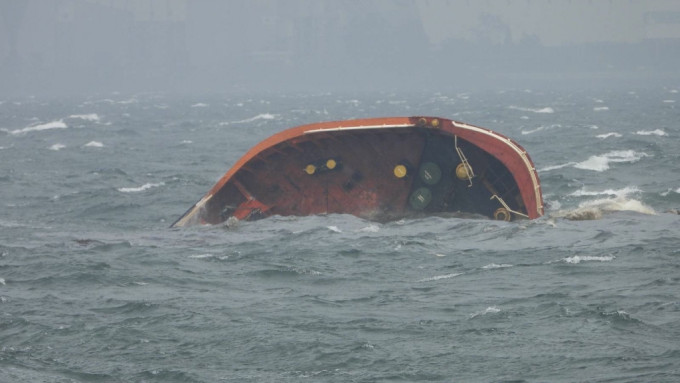 菲律宾油轮25日清晨在马尼拉湾（Manila Bay）倾覆沉没。 Philippine Coast Guard