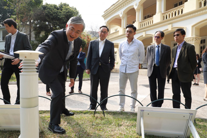 杨伟雄参观香港天文台总部。