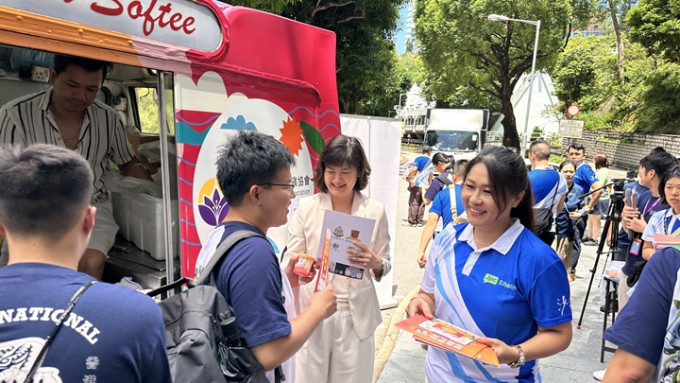 警方在中大新生家長日宣傳防騙訊息。梁國峰攝