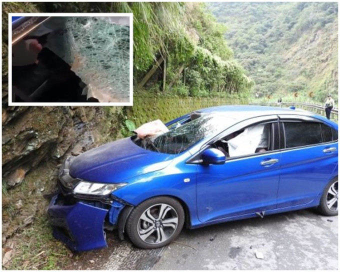 私家车失控撞向山坡，车头挡风玻璃被砸破一个大洞。