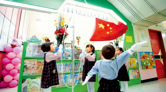 當局宣布向合資格幼稚園發放一筆過的三千元津貼，供購置國旗及可移動式旗杆。